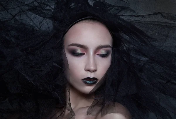 Yüksek moda Model kız portre Trendy Gotik siyah makyaj, koyu portre ile. Cadılar Bayramı vampir kadın derin mavi arka plan üzerinde siyah mat dudaklı. model kız yüz siyah ruj makyaj ile.