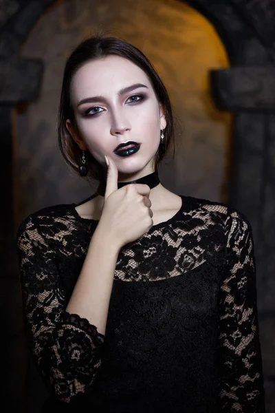 Retrato de chica modelo de alta moda con maquillaje negro gótico de moda, retrato oscuro. Mujer vampiro de Halloween con labios negros mate sobre fondo azul profundo. modelo chica cara con negro lápiz labial maquillaje . —  Fotos de Stock