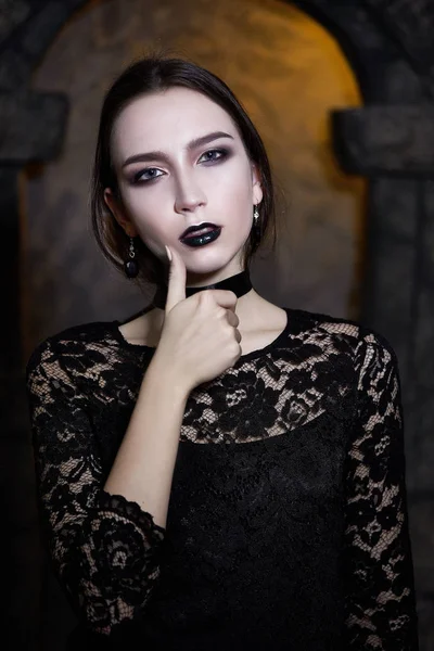 Yüksek moda Model kız portre Trendy Gotik siyah makyaj, koyu portre ile. Cadılar Bayramı vampir kadın derin mavi arka plan üzerinde siyah mat dudaklı. model kız yüz siyah ruj makyaj ile.