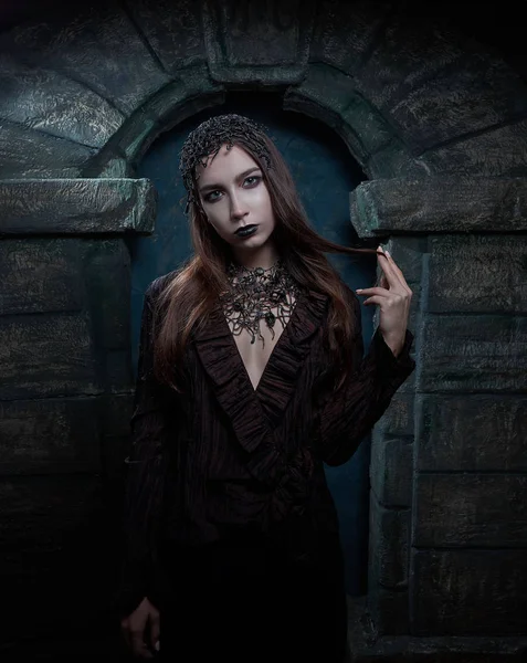 Yüksek moda Model kız portre Trendy Gotik siyah makyaj, koyu portre ile. Cadılar Bayramı vampir kadın derin mavi arka plan üzerinde siyah mat dudaklı. model kız yüz siyah ruj makyaj ile.