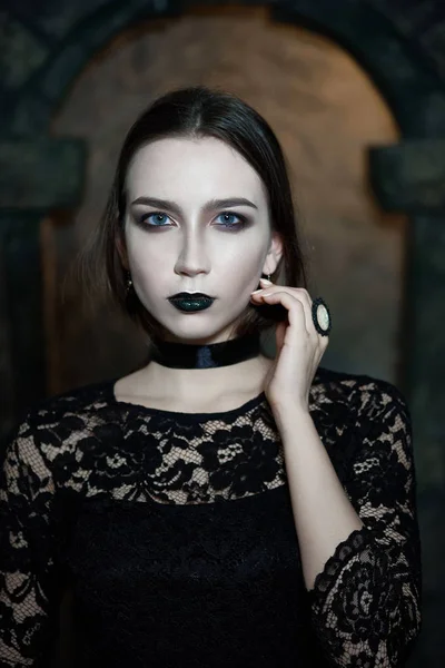 Портрет дівчини високої моди з модним готичним чорним макіяжем, темний портрет. Хеллоуїн вампір жінка з чорними матовими губами на глибокому синьому фоні. модель дівчина обличчя з чорною помадою макіяж . — стокове фото