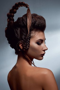 Özgün makyaj ile güzel kız bir akrep burcu gibi görünüyor