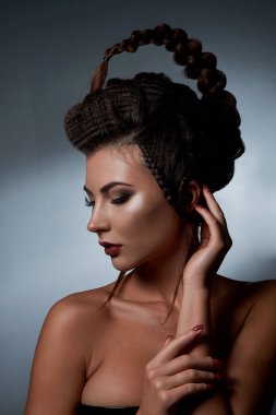 Özgün makyaj ile güzel kız bir akrep burcu gibi görünüyor