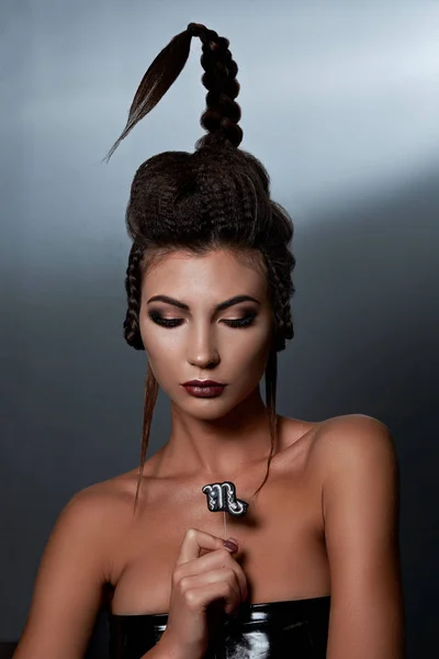 Özgün makyaj ile güzel kız bir akrep burcu gibi görünüyor