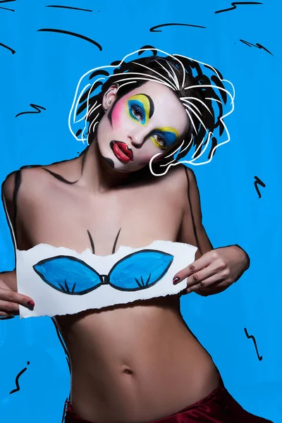 Πορτρέτο της νεαρής γυναίκας σε κόμικ κόμικ pop art στυλ μακιγιάζ. Θηλυκό σε μπλε φόντο — Φωτογραφία Αρχείου