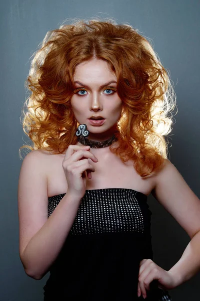 Flicka med rött hår, kreativa makeup och ögonfransar vacker frisyr — Stockfoto