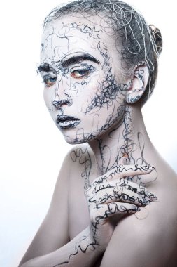 Siyah beyaz portre sarışın kız grafik makyaj ve siyah dantel eldiven giyiyor.