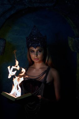 Portre bir Gotik Princess of. Güzel esmer kadın metal taç