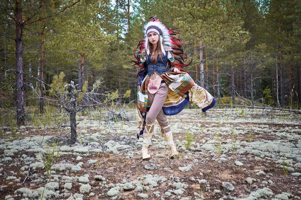 Дівчина з тарганом в красивому костюмі в лісі — стокове фото