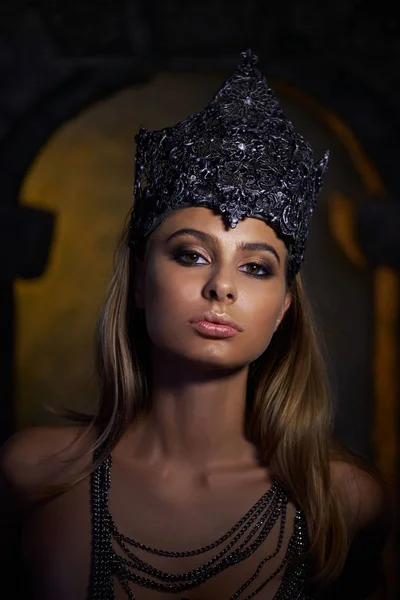 Portre bir Gotik Princess of. Güzel esmer kadın metal taç
