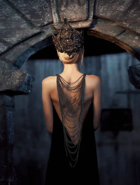 Portre bir Gotik Princess of. Güzel esmer kadın metal taç
