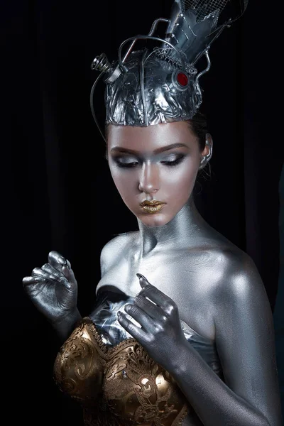 Молодая, красивая девушка с серебряной кожей в короне и золотых доспехах — стоковое фото