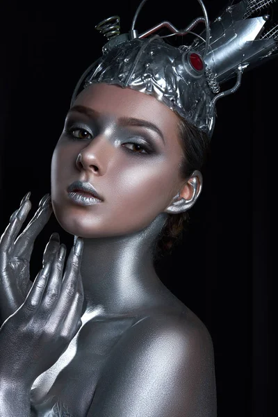 Молодая, красивая девушка с серебряной кожей в короне и золотых доспехах — стоковое фото