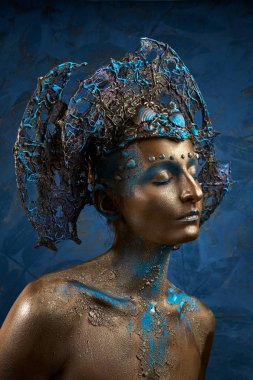  altın mavi yaratıcı makyaj ve başlık bir kız