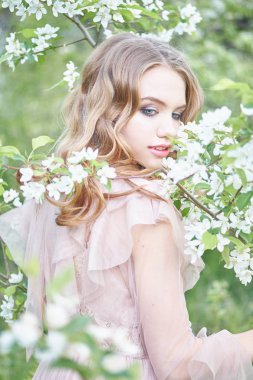 ağaç yakınında genç güzel kız