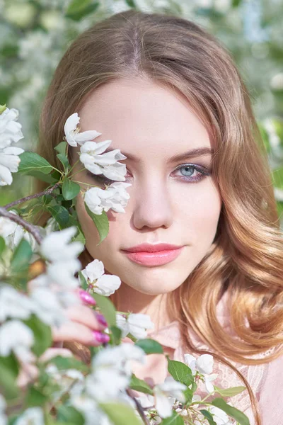 Jong mooi meisje in de buurt van boom — Stockfoto