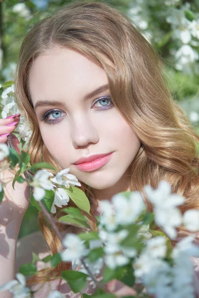 Ung vacker flicka nära träd — Stockfoto