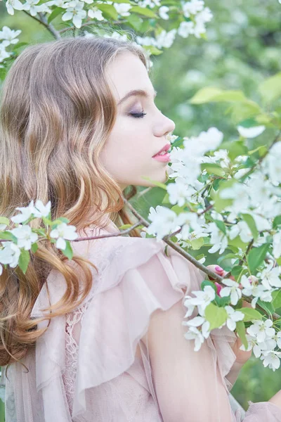 Молода красива дівчина біля дерева — стокове фото