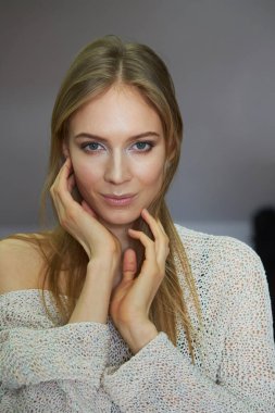 Siyah arkaplan üzerine süveter giyen kız testi