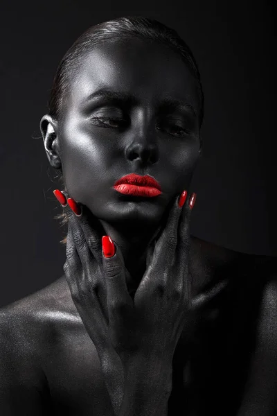 Chica con piel negra y labios rojos sobre un fondo rojo — Foto de Stock