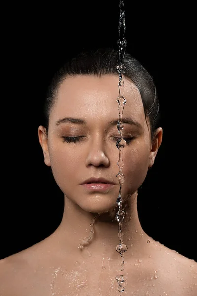 Junge Frau mit sauberer Haut und Spritzwasser. Porträt einer Frau mit Wassertropfen im Gesicht schwarz-weiß — Stockfoto