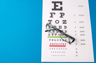 Sağlık kavramı. mavi bir tablo üzerinde gözlük.