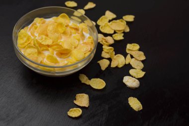 Tahıl buğday gevreği süt kase Kahvaltı