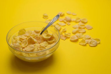 Tahıl buğday gevreği süt kase Kahvaltı