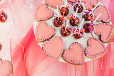 çikolata cupcakes ve diğer tatlılar/şekerler, iyi ki doğdun kavramı ile lezzetli tatlı büfesi tarafından dekore edilmiş