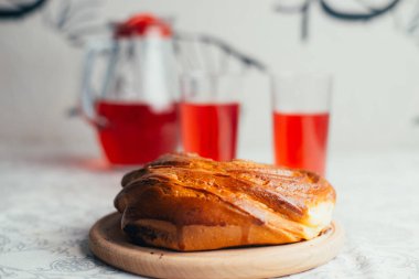 Arka planda, ev yapımı topuz yakın çekim