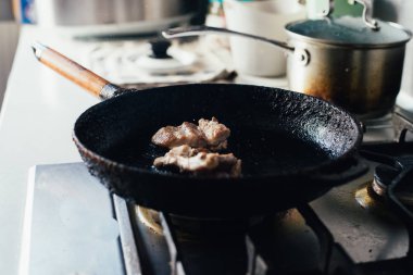 tavada kızartılmış sığır eti