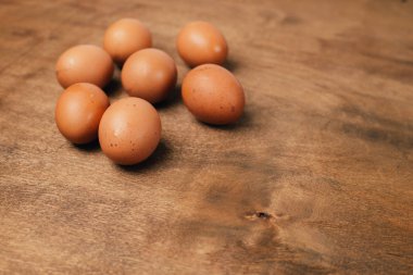 Kahverengi ahşap arka plan üzerinde yumurta