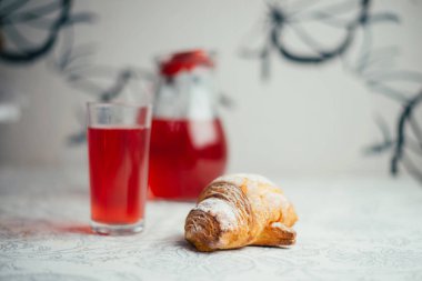 Arka planda, ev yapımı topuz yakın çekim