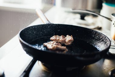 tavada kızartılmış sığır eti