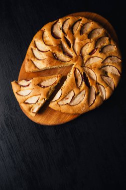 Elmalı turta tart, malzemeler - elma rustik ahşap zemin üzerine