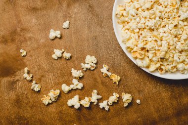 Patlamış mısır yemek ile. Ahşap masa.