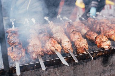 Marine şaşlık (saptırılmış et) bir ızgara ızgara