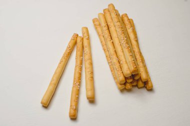 Geleneksel İtalyan yemeği, ekmek - Grissini. Koyu taştan bir masa, üst görünüm, boşluğu kopyala