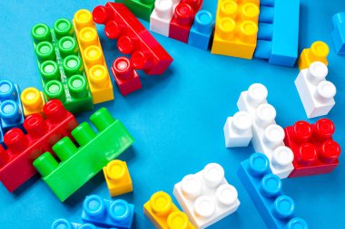 Renkli oyuncak tuğla inşaat plaka üzerinde çerçeve