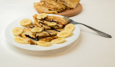 Muz ve çikolata plaka ile lezzetli gözleme