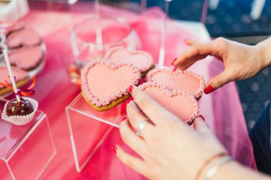 Doğum günü pastaları masaya koyarak kadın resim kırpılmış