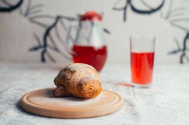 Arka planda, ev yapımı topuz yakın çekim