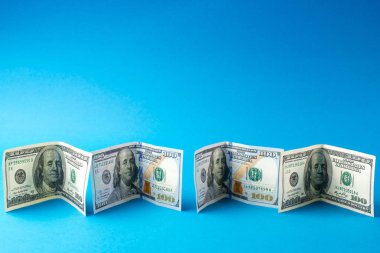  mavi bir arka plan üzerinde para