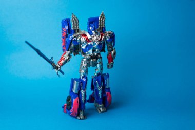 oyuncak trafo şekil görünümü mavi zemin üzerine kadar kapatın