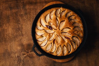 Elmalı turta tart, malzemeler - elma rustik ahşap zemin üzerine