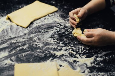 Çocuk eller tatlı, un ile oynamaya yapmak öğrenmek.