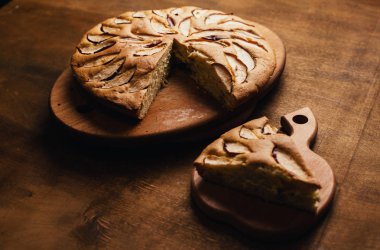 Elmalı turta tart, malzemeler - elma rustik ahşap zemin üzerine