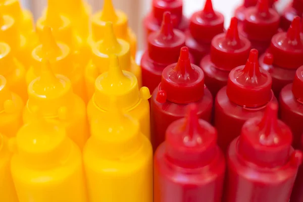 Messa Fuoco Selettiva Bottiglie Con Ketchup Senape — Foto Stock