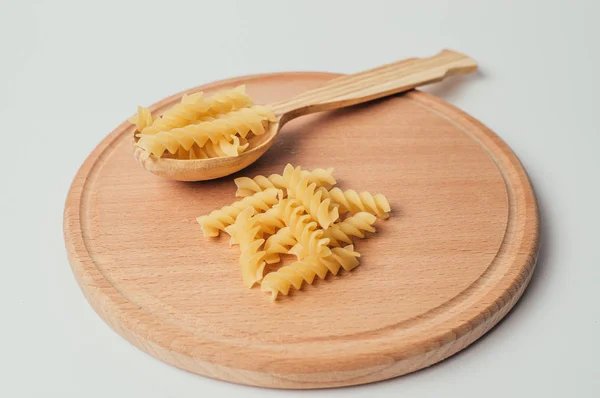 Macarrones Codo Crudo Pasta Italiana Sobre Cuchara Madera Con Fondo —  Fotos de Stock