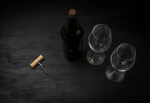 木材の背景の上にボトルのワインは赤のボトル コピー スペース平面図 — ストック写真
